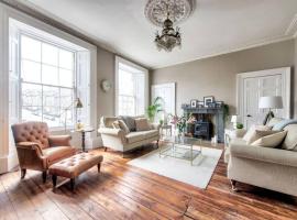 होटल की एक तस्वीर: Elegant 3 bedroom flat - Edinburgh City Centre