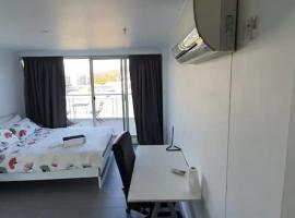 Hotel fotoğraf: Cozy Room in 2-Room Central Apartment-2
