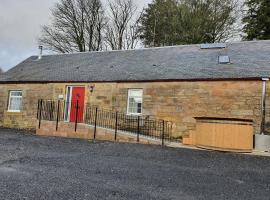 호텔 사진: Inviting 2-Bed Barn with hot tub near Muirkirk