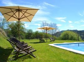 รูปภาพของโรงแรม: Ripoll Villa Sleeps 19 with Pool