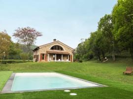 होटल की एक तस्वीर: els Hostalets d'en Bas Villa Sleeps 10 with Pool