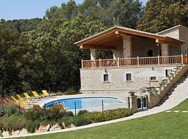 호텔 사진: Santa Maria de Camos Villa Sleeps 34 with Pool