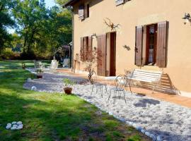 Hotel Photo: Maison de 4 chambres avec piscine privee jacuzzi et jardin clos a Callen