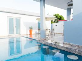 होटल की एक तस्वीर: Valeka Suite-Private Heated Pool, 4m walk to Beach