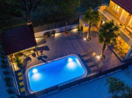 Hotel fotoğraf: VILLA TWINS Sukošan with heated pool