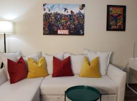 מלון צילום: Marvel_Avengers_Themed Apt/Disney+_YouTubeTV_WiFi