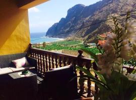 รูปภาพของโรงแรม: 2 bedrooms house at Hermigua 600 m away from the beach with sea view furnished balcony and wifi