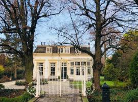 A picture of the hotel: Tiny house in tuin van de statige villa Mariahof