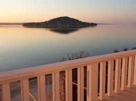 Home with a unique view, ξενοδοχείο σε Preko