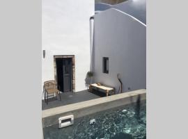 A picture of the hotel: Santorini Folia Cave house, 4 pers, view, jacuzzi