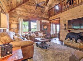 Fotos de Hotel: Secluded Log Cabin with Decks, Views and Lake Access