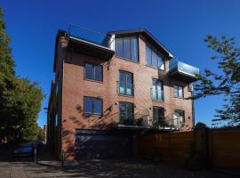 A picture of the hotel: Royal Stuart Lane - Townhouse by the Bay with Parking