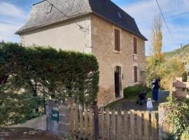 Hotel foto: Grande maison isolée au bord de la rivière lot et appartement isolé avec terrasse