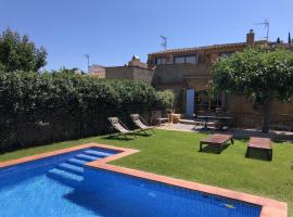 होटल की एक तस्वीर: Begur Town House Sleeps 6 with Pool and WiFi