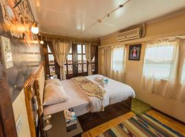 Dahabiya ECO Queen Cleopatra, hotel en Esna