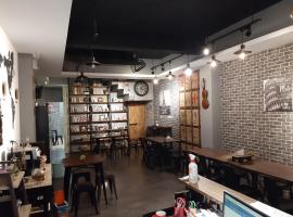 Quiet Hostel - Minquan Inn, hotel in Tainan
