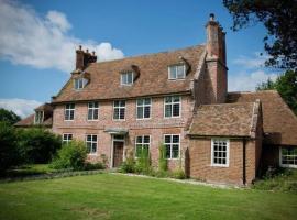 A picture of the hotel: Exquisite seven bedroom farmhouse surrounded by stunning land- Moat Farm