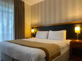 布鲁克莫灵顿班纳斯特里Spa酒店