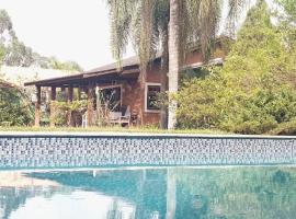 ホテル写真: LINDA CHACARA EM CONDOM 30 MIN DE SP piscina climatizada, churrasqueira, wifi, 5 quartos, amplo jardim