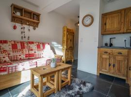 รูปภาพของโรงแรม: Le Petit Chalet - Cosy studio in Lathuile for 2 people