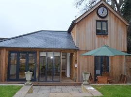 होटल की एक तस्वीर: Cedar Lodge 2 ensuite bedroom cottage near Bath