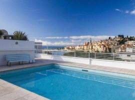 Le Lodge, T2 classé 3 étoiles avec jardin, parking, piscine & mer à 2 pas, hotel en Menton