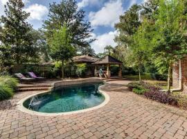 होटल की एक तस्वीर: English Cottage Pool Home Florida Style