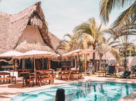 Paredon Surf House, hotel in El Paredón Buena Vista