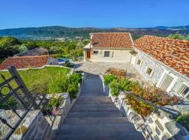 Hotel kuvat: Tuzi Villa Sleeps 6 with Pool and Air Con