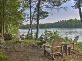Hotel Foto: Waterfront Lake Arrowhead Home with Dock and Fire Pit!