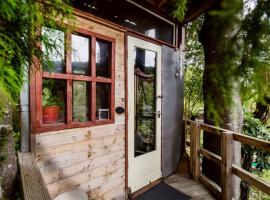 The Treehut at the Rabbithole, Upper Hutt、Island Bayのホテル