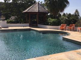 Hotel kuvat: The Chalet at Villa Bimiti with Private Pool