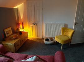 Hotel Photo: Colourful, cosy 1 bed apartment & enclosed garden.