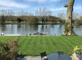 Hotel Photo: A house on the River Thames in Buckinghamshire with breathtaking views