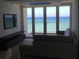 รูปภาพของโรงแรม: Marbella del Caribe West Condo - Amazing Oceanfront View