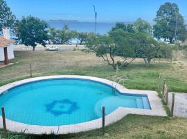 Apartamento con excelente ubicación y vista al Rio y hermosa piscina súper disfrutable, hotel in Colonia del Sacramento