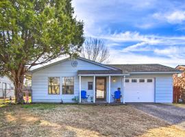 Dog-Friendly Bartlesville Retreat w/ Yard!, ξενοδοχείο σε Bartlesville
