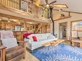 Hotel foto: Hendersonville Cabin with Hot Tub, Views and Fire Pit!