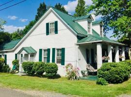 Hotel fotografie: Across The INN Entire 3 bedrooms Colonial House with lovely porch and extremely fast Wi-Fi