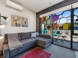 Hotel fotoğraf: 2-Bed Unit with Balcony near St Kilda Beach