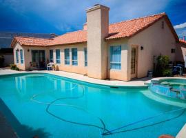 Luxury 1900 SQ FT House Huge 46 FT Pool & Hot SPA, hotel in Las Vegas
