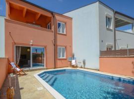 Holiday house with swimming pool Iva, hotel v destinaci Marčana