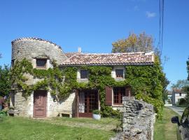 酒店照片: Traditional Charentais cottage in countryside 25 minutes from Royan