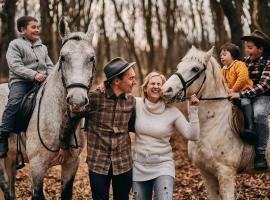 호텔 사진: Tmbin's barn - nature, horses, family