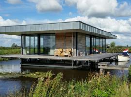 Hotel fotografie: Lovely house boat in Goengahuizen with sauna