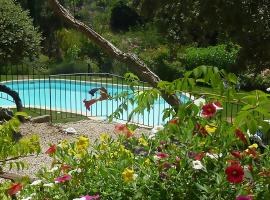 호텔 사진: Modern villa with private pool in Roquebrun