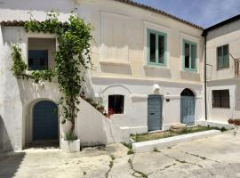 Hotel Photo: BORGO PETELIA, Casa Centro, Antica abitazione calabrese con giardino, ristrutturata