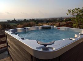 Hotel fotografie: Villa Panorama - Stunning views in villa with hot tub, pool, garden