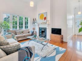 호텔 사진: Classic 3BR Home Just Steps To Ponsonby Rd
