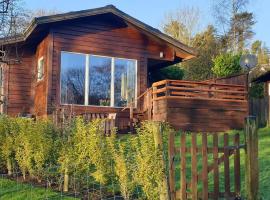 Luxurious lodge, Woodlands View, Hot tub at Rudyard Lake, couples or small family, hotel v destinaci Rudyard